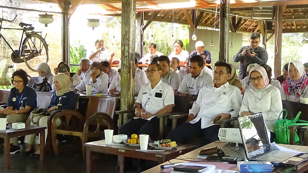 Suasana acara Rakoor Tim Percepatan Univrsal Health Coverage di Surabi Teras Jl Sancang Boteng