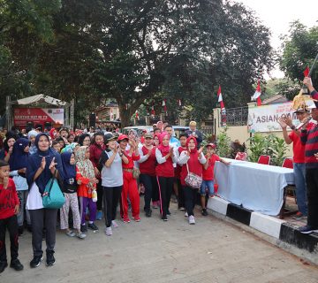 Wakil Walikota Bogor Usmar Hariman melepas gerak jalan santai warga cipaku 360x320