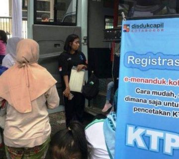 Sejumlah warga memadati kantor disdukcapil kota bogor 360x320