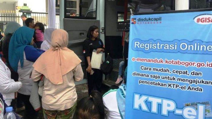 Sejumlah warga memadati kantor disdukcapil kota bogor