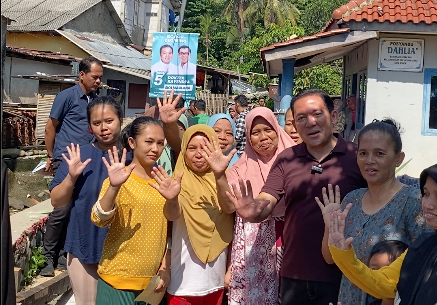 Dokter dengan Kader Posyandu