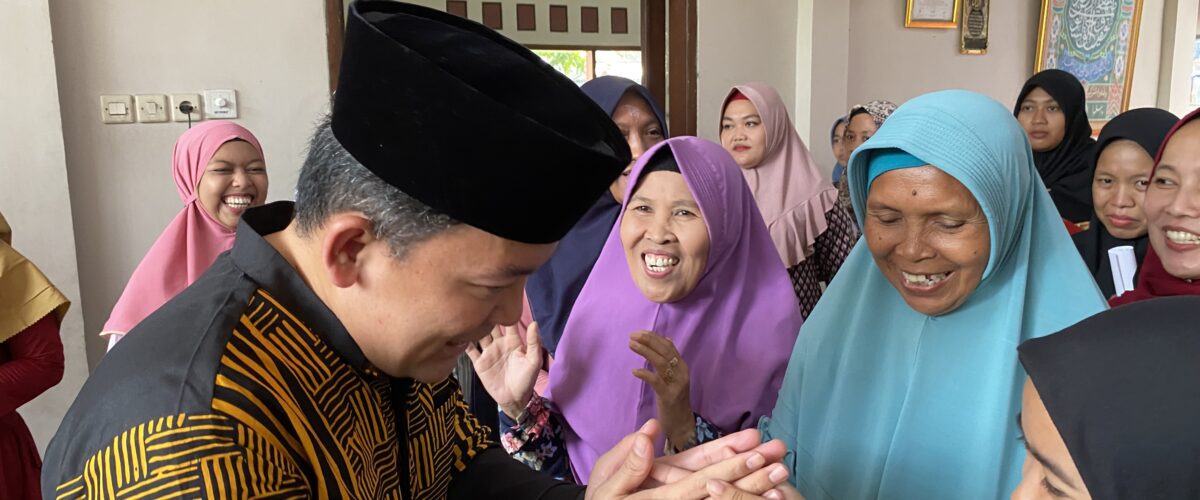 Foto Dokter Peci dan Warga 1200x500