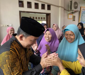 Foto Dokter Peci dan Warga 360x320