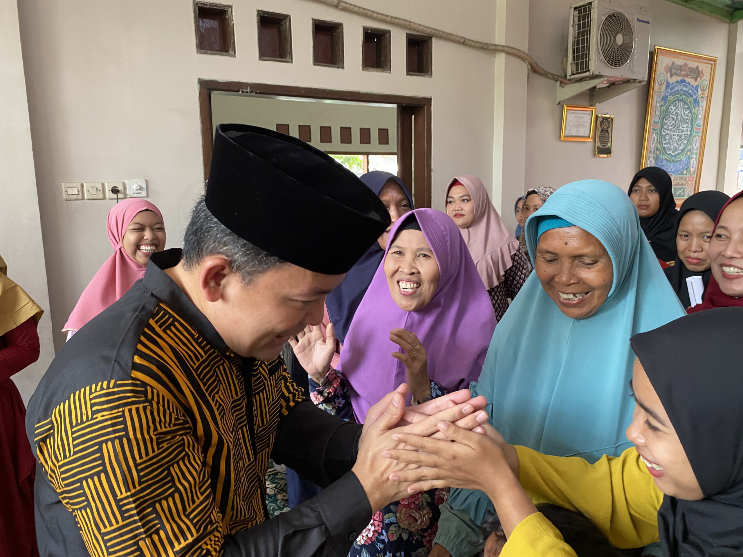 Foto Dokter Peci dan Warga scaled