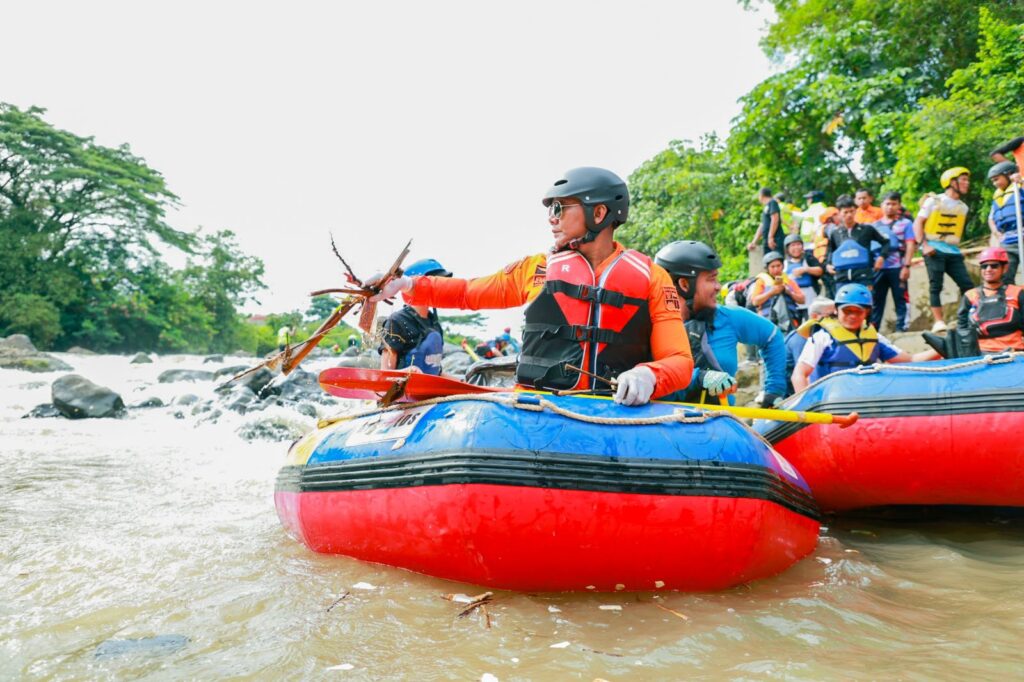 Jadi Venue Porprov, Warga Ranggamekar Bebersih Sungai Cisadane