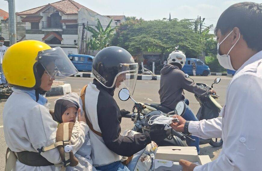 Aksi Peduli Masyarakat, KPP Bogor Raya dan KONI Bagikan Masker Ditengah Ancaman Abu Vulkanik 