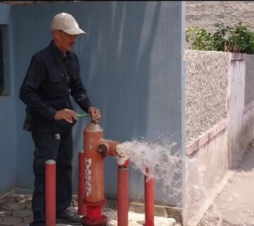 Proses Flushing Jaringan Pipa Perumda Tirta Pakuan, Air Jernih Terjaga Kualitas