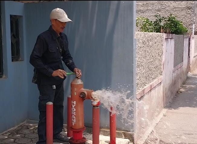 Proses Flushing Jaringan Pipa Perumda Tirta Pakuan, Air Jernih Terjaga Kualitas