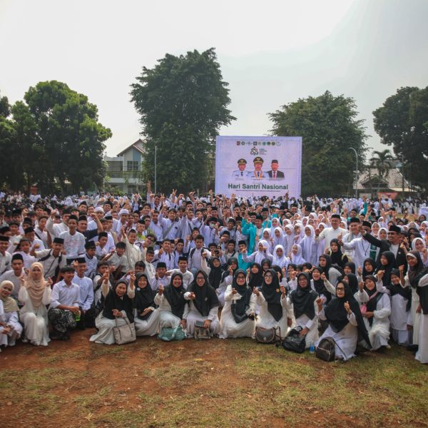 Dedie Rachim Serahkan Penghargaan kepada Santri dan Pelajar Berprestasi pada Hari Santri 2026